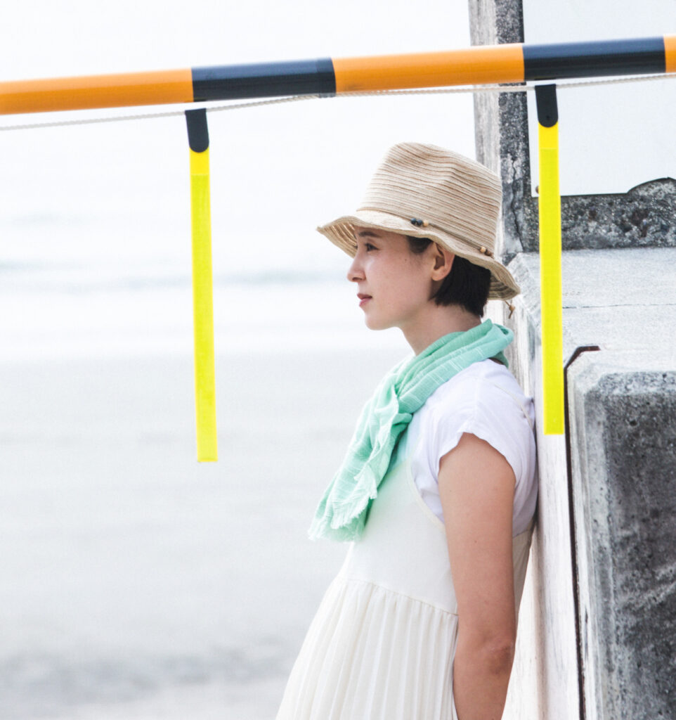 緑い色のマフラー海辺にて着用画像