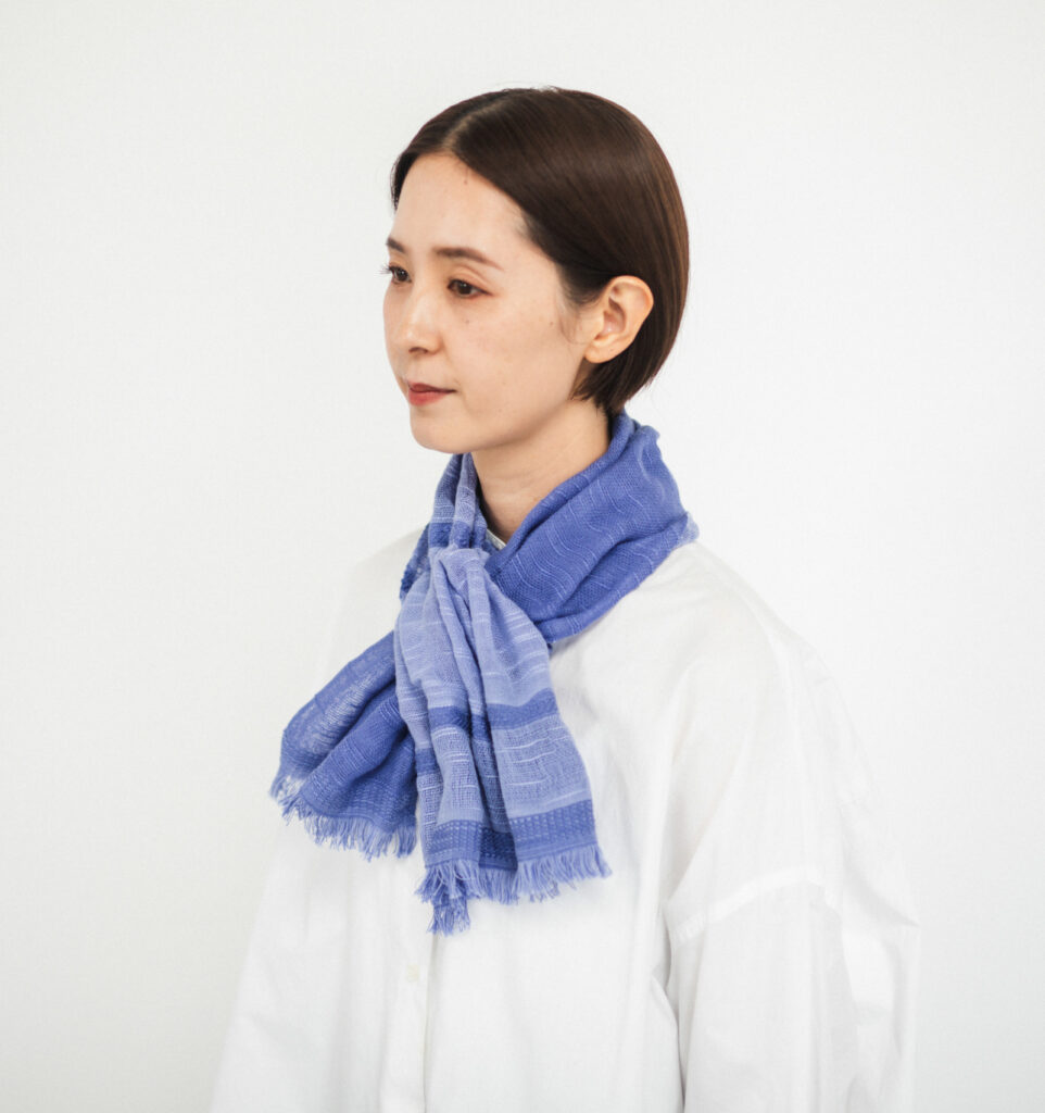 ブルーマフラー着用画像