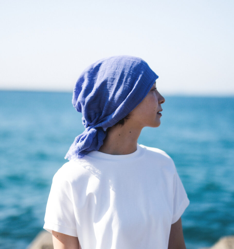 ブルーマフラーをターバン風に巻いている着用画像