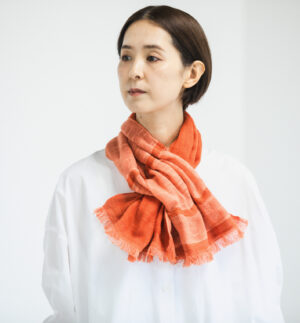 赤色のマフラー着用画像