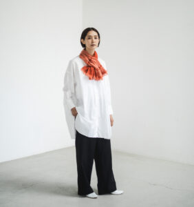 赤色のマフラー着用画像