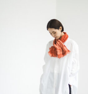 赤色のマフラー着用画像