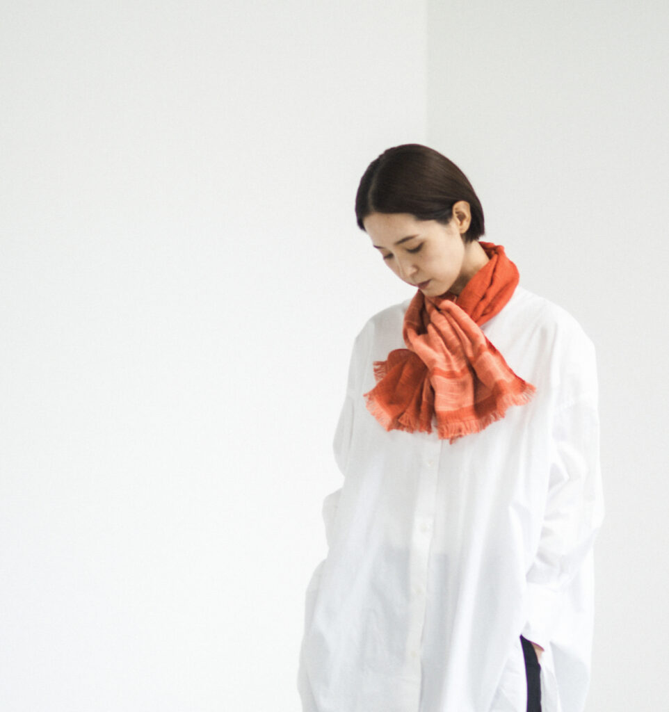 赤色のマフラー着用画像