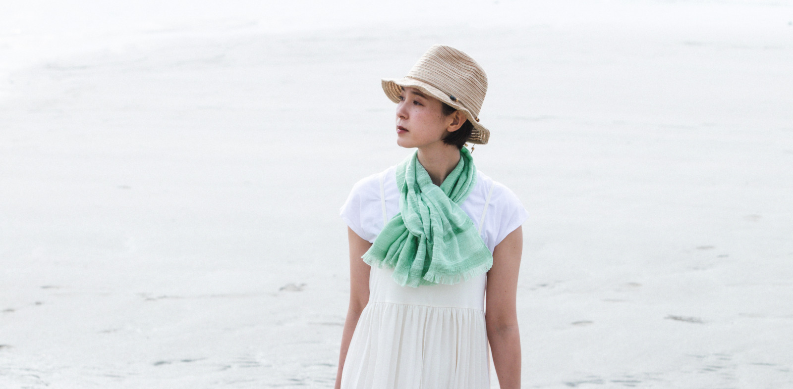 緑い色のマフラー海辺にて着用画像