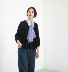 たてよろけもじり織りショートマフラー 青 着用画像