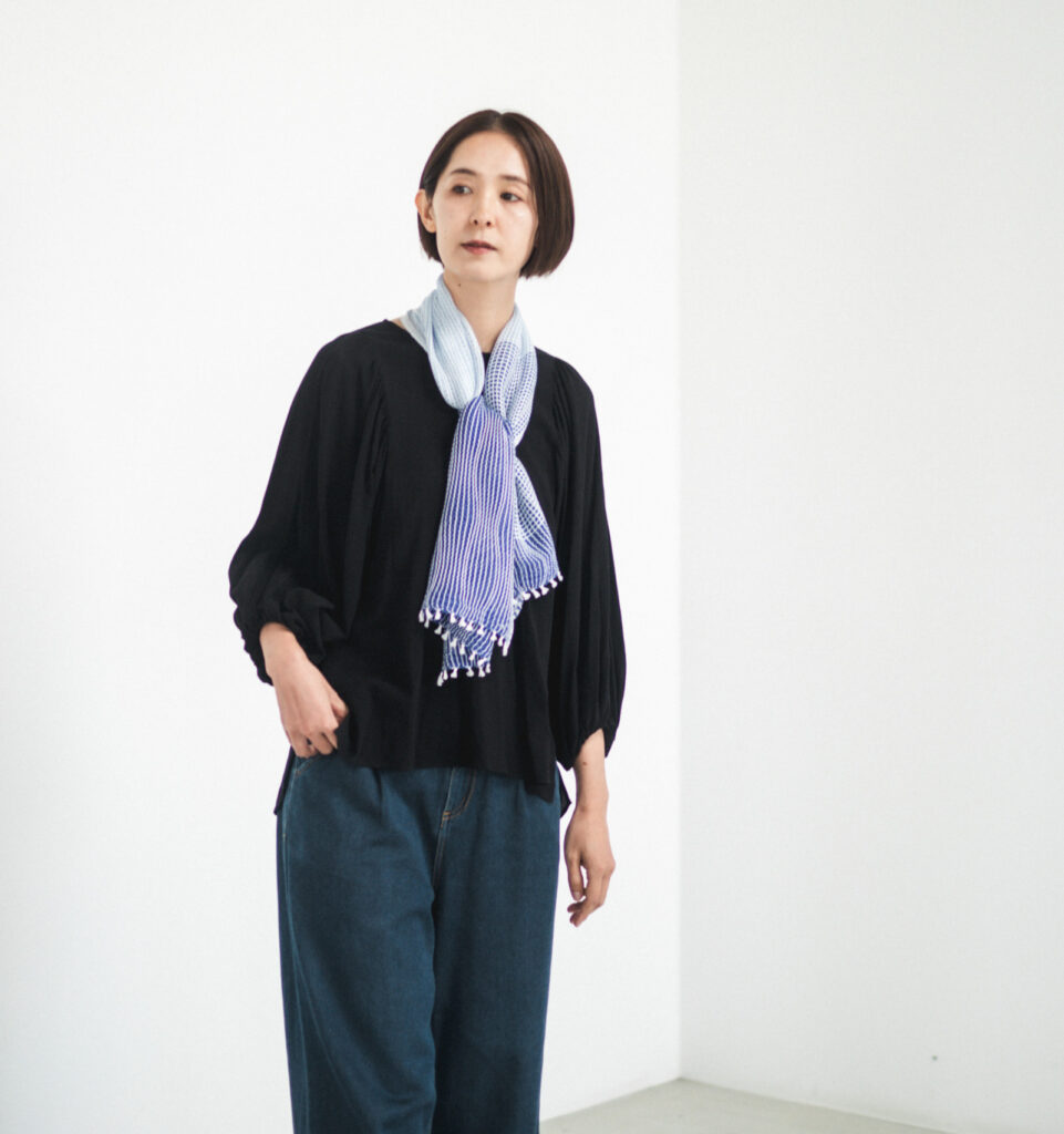 たてよろけもじり織りショートマフラー 青 着用画像