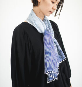 たてよろけもじり織りショートマフラー 青 着用画像