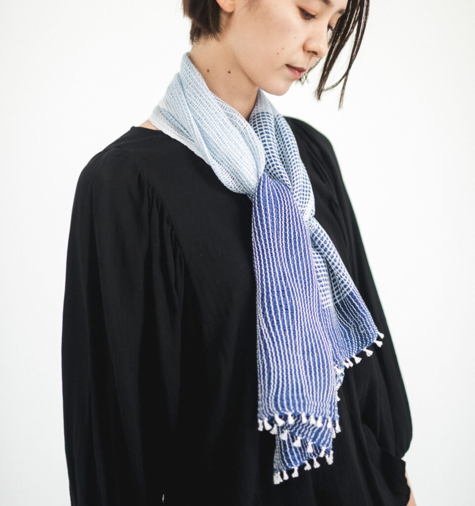 たてよろけもじり織りショートマフラー 青 着用画像