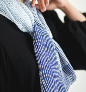 たてよろけもじり織りショートマフラー 青 着用画像