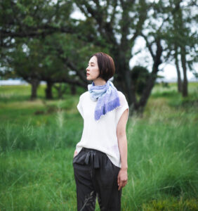 たてよろけもじり織りショートマフラー　青　着用画像