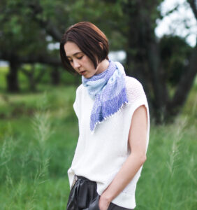 たてよろけもじり織りショートマフラー 青 着用画像