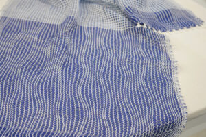 波模様えがく、たてよろけもじり織りの生地の画像