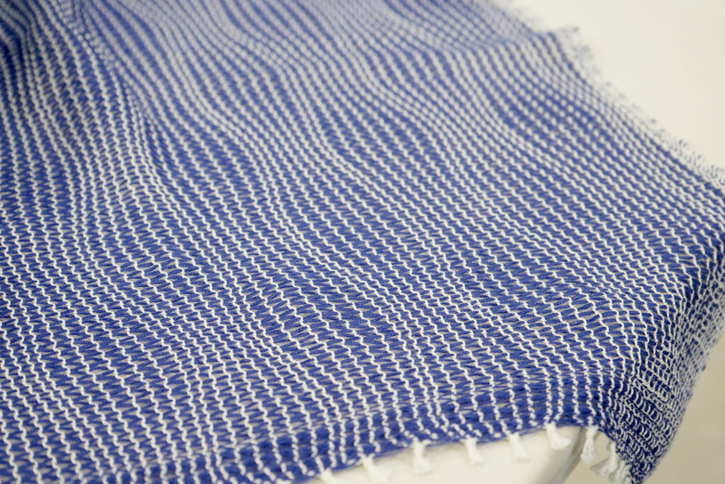 波模様えがく、たてよろけもじり織りの生地の画像