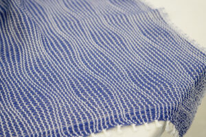 波模様えがく、たてよろけもじり織りの生地の画像