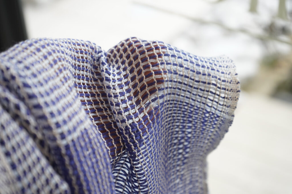 よろけもじり織り 生地アップ画像