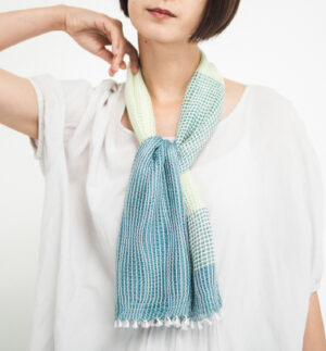 たてよろけもじり織りショートマフラー　グリーン　着用画像