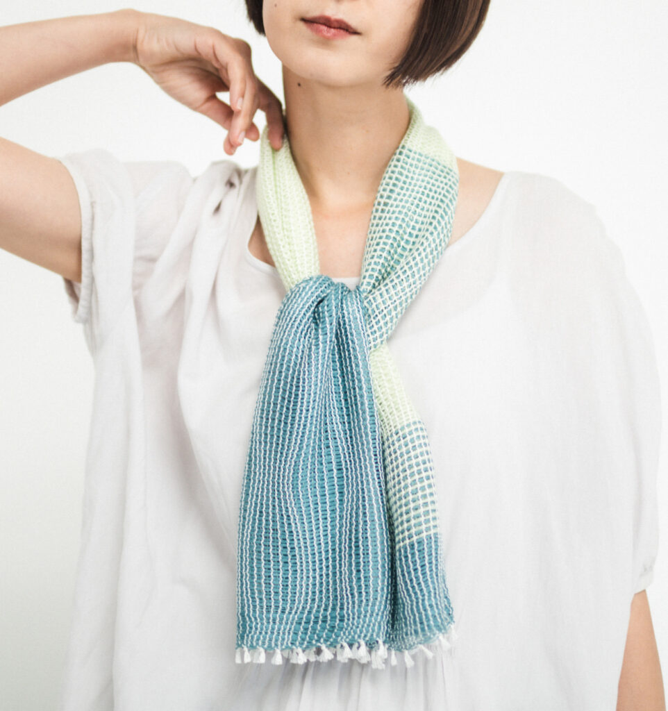 たてよろけもじり織りショートマフラー　グリーン　着用画像