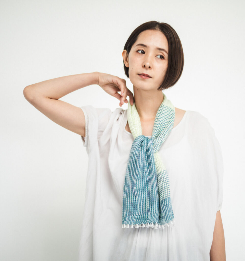 たてよろけもじり織りショートマフラー　グリーン　着用画像