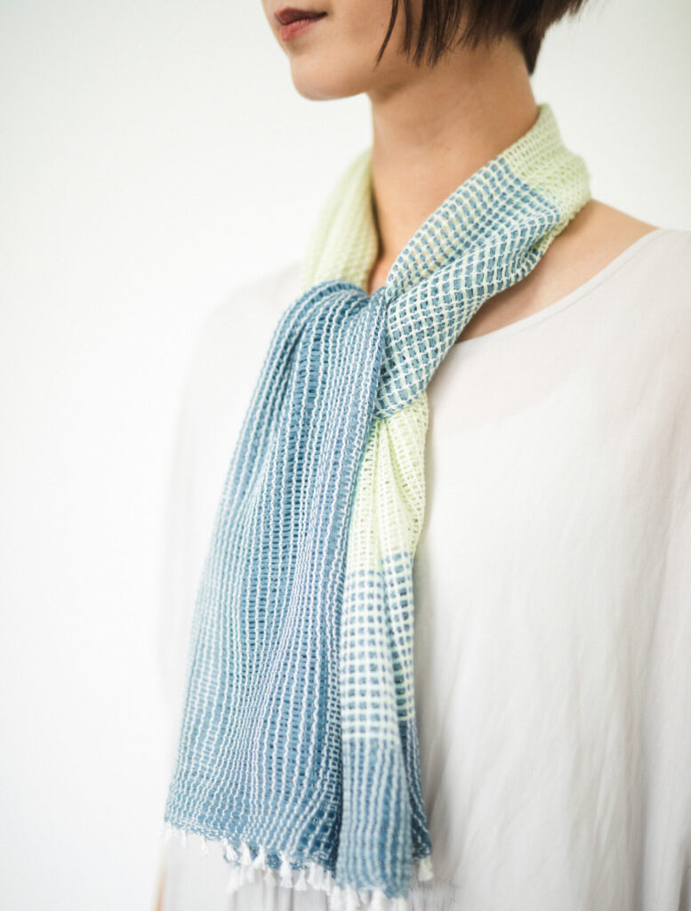 たてよろけもじり織りショートマフラー　グリーン　着用画像