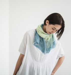 たてよろけもじり織りショートマフラー　グリーン　着用画像