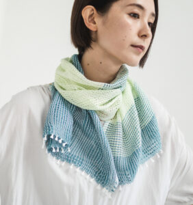 たてよろけもじり織りショートマフラー　グリーン　着用画像