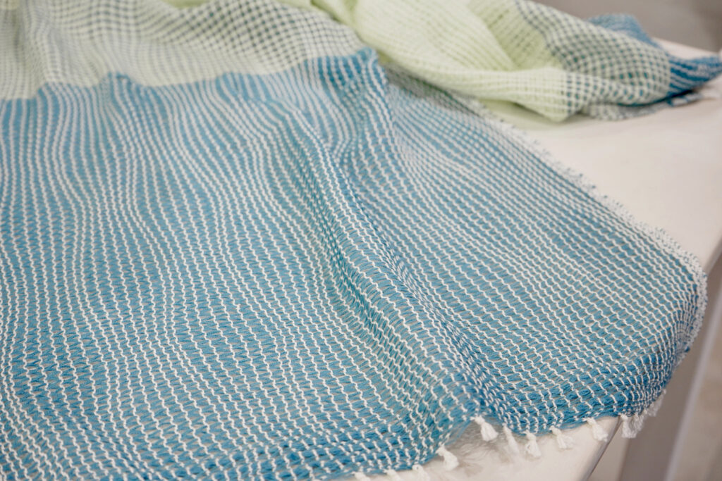 波模様えがく、たてよろけもじり織りの生地の画像