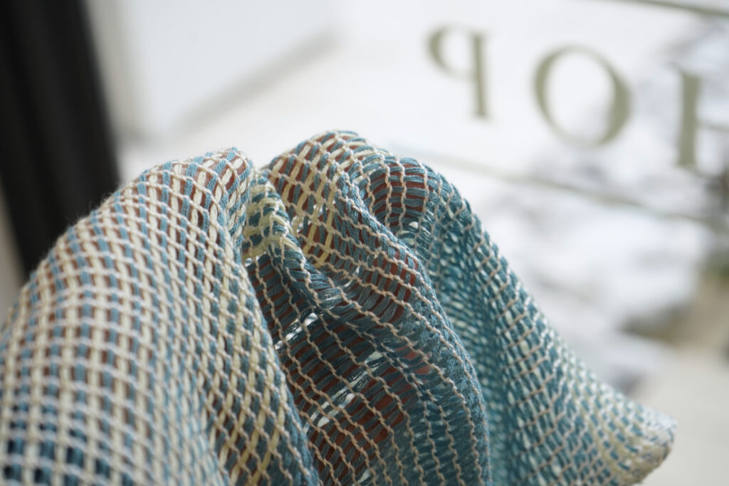 よろけもじり織り　生地アップ画像