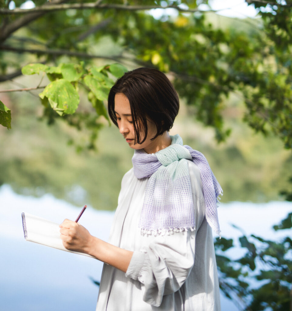 たてよろけもじり織りショートマフラー　パープルグリーン　着用画像