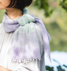 たてよろけもじり織りショートマフラー　パープルグリーン　着用画像