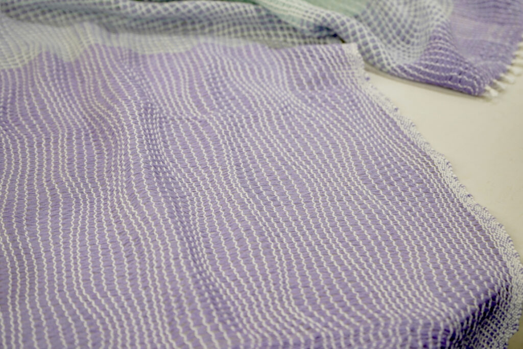 波模様えがく、たてよろけもじり織りの生地の画像