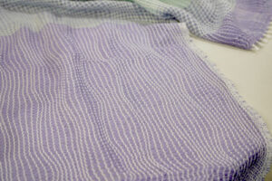 波模様えがく、たてよろけもじり織りの生地の画像