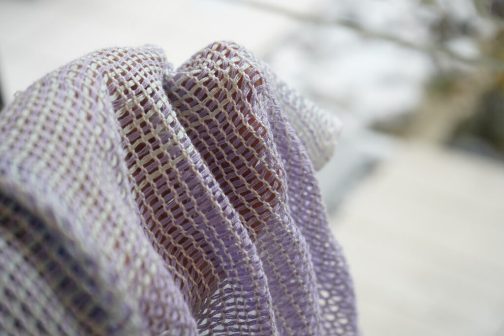 よろけもじり織り　生地アップ画像