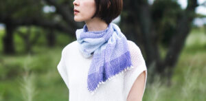 たてよろけもじり織りショートマフラー　青　着用画像