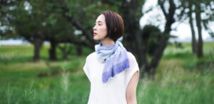 たてよろけもじり織りショートマフラー　青　着用画像