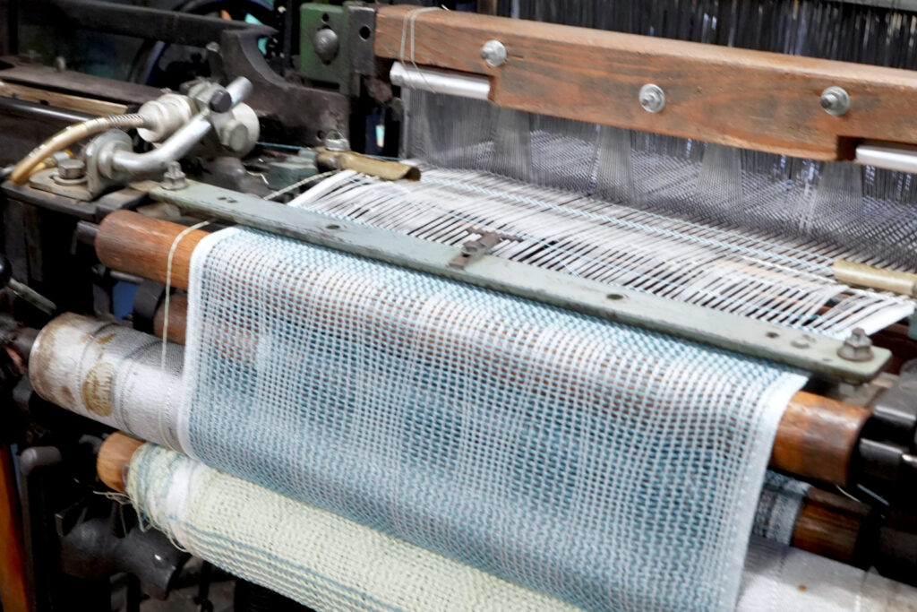 たてよろけもじり織り、織る様子の画像