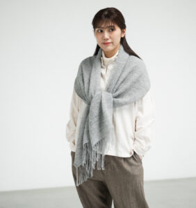 MOJIRI アルパカマフラー　女性着用画像