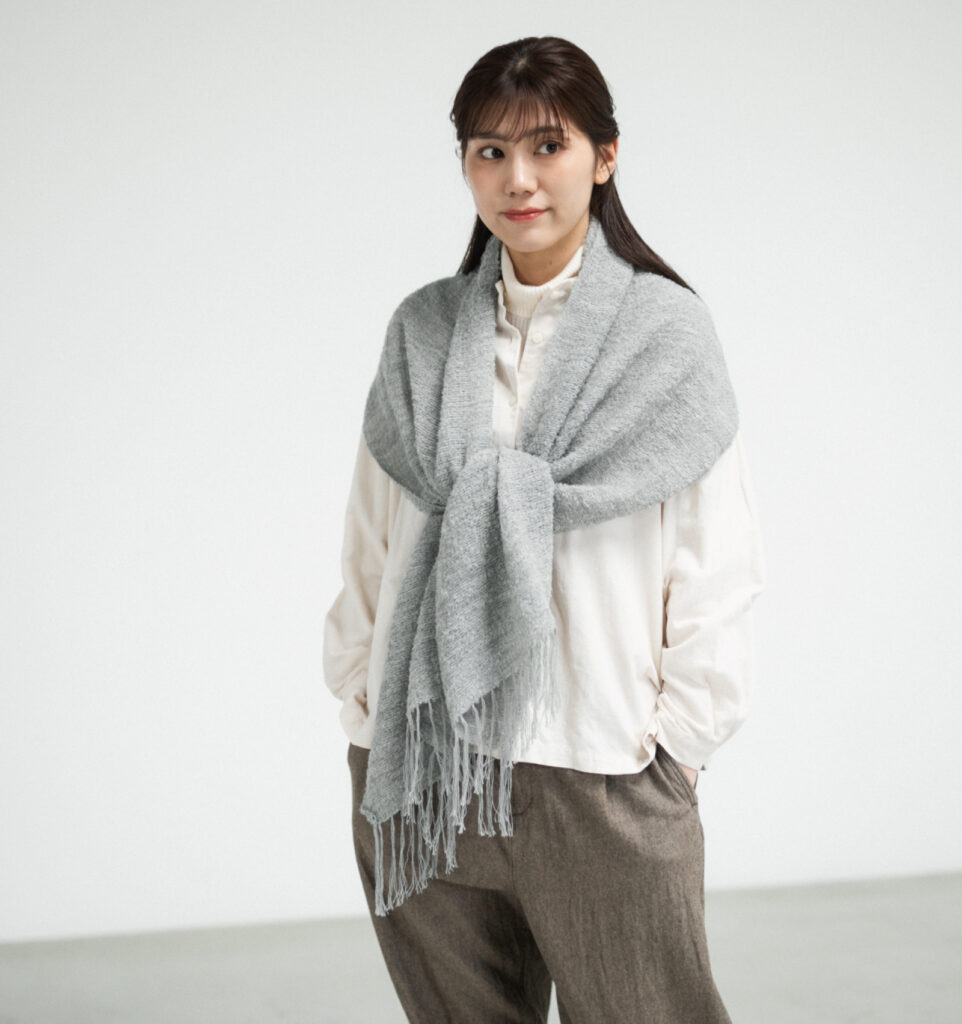 MOJIRI アルパカマフラー　女性着用画像