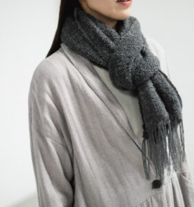 MOJIRI アルパカマフラー　着用画像女性